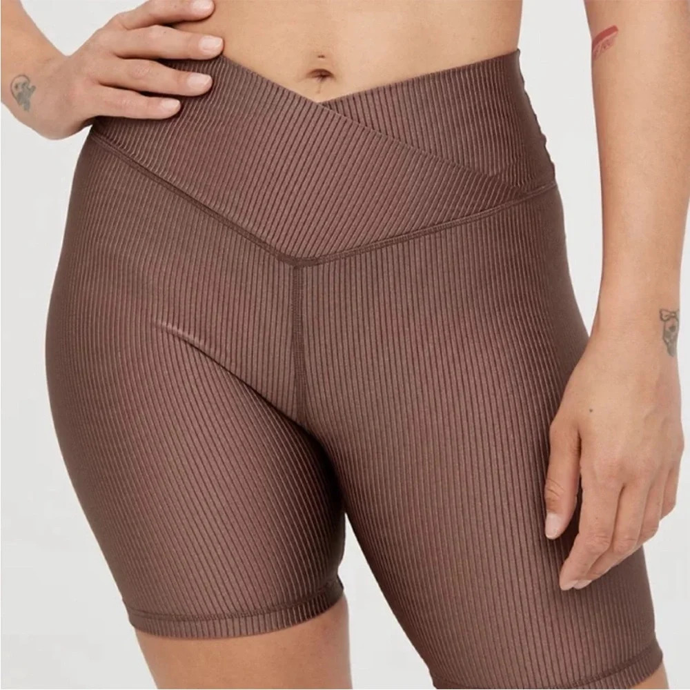 aerie Ribbed V-Waist Bike Shorts in Brown